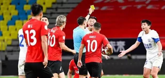 支球队差距, 中后卫